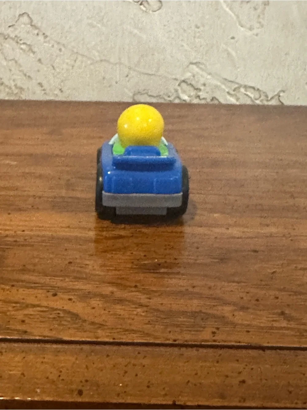 2009 Fisher-Price Little People Wheelies Race Car Blue with Yellow Helmet
